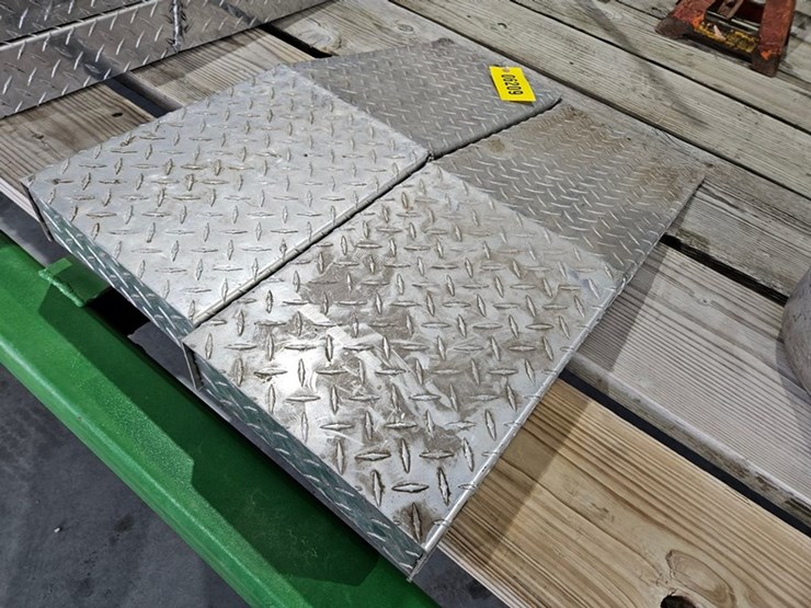 #6209-•-pair-of-diamond-plate-ramps-image-1