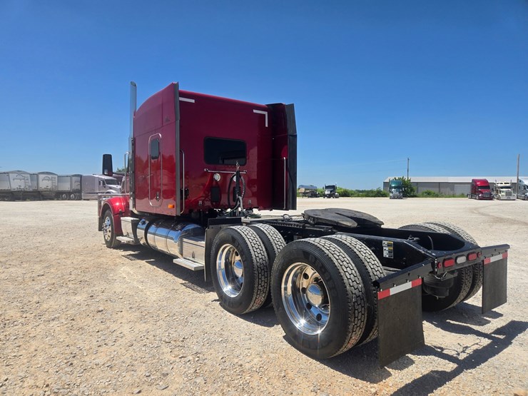 2023-peterbilt-567-image-13