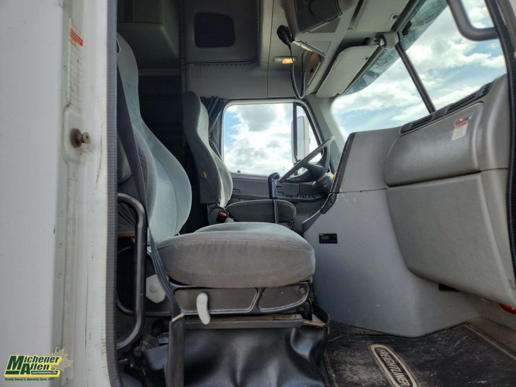 2005-freightliner-columbia-120-image-24