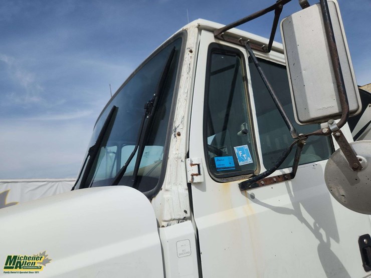 1999-freightliner-fl70-image-44