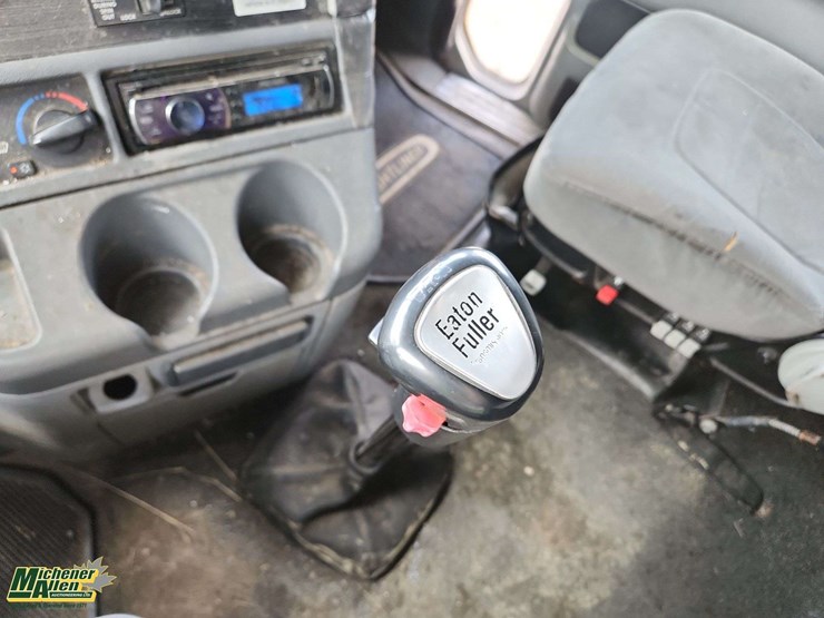 2005-freightliner-columbia-120-image-10