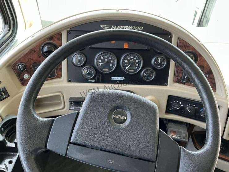 2006-fleetwood-excursion-motorhome-image-19