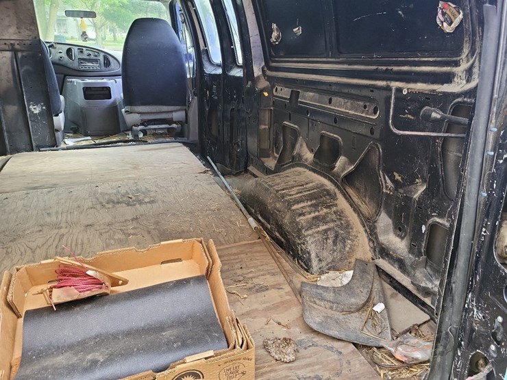 2000-ford-e250-image-30