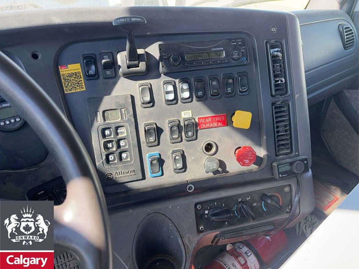 2015-freightliner-114sd-image-17
