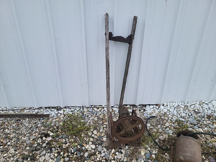 antique-pump-jack-image-1