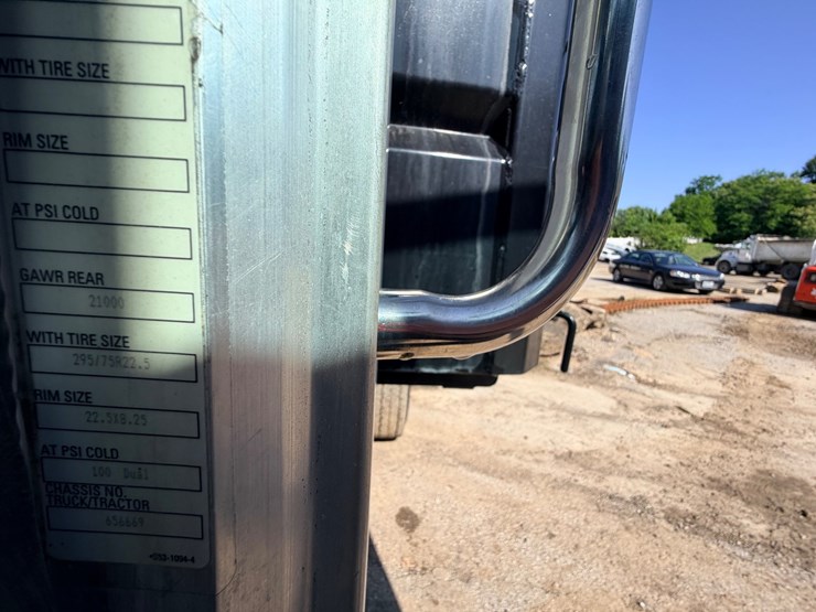 2006-peterbilt-335-image-37