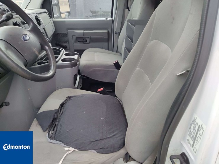 2013-ford-cargo-image-33
