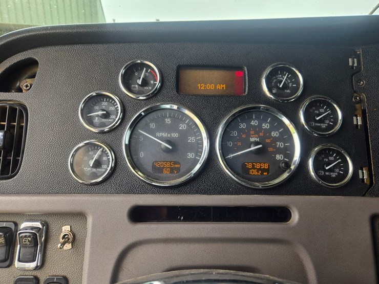 2016-peterbilt-389-image-59