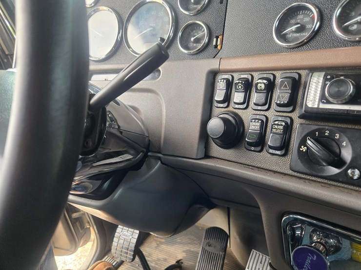 2016-peterbilt-389-image-60