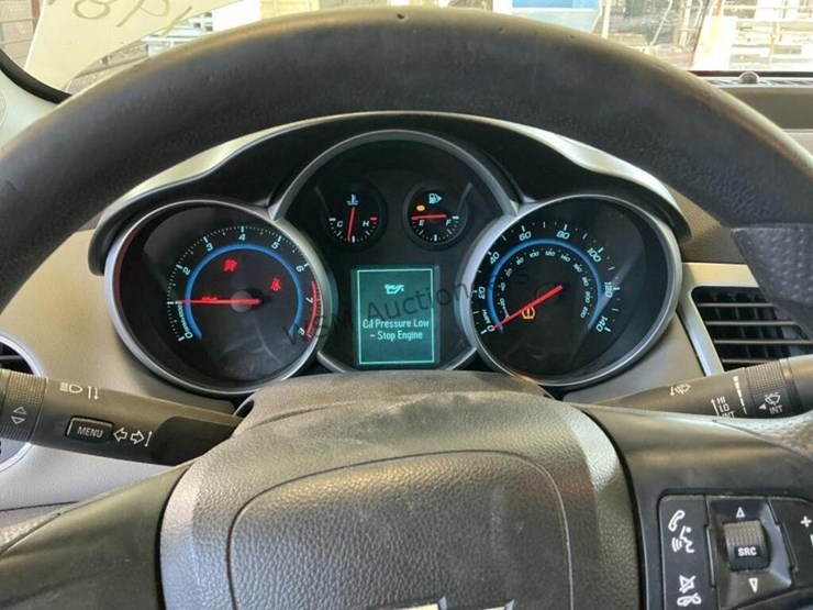 2013-chevrolet-cruze-ls-sdn-image-14