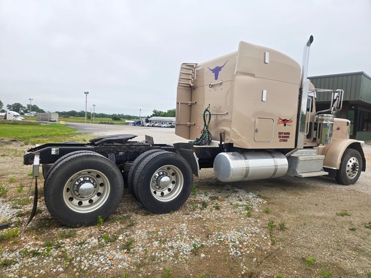 2016-peterbilt-389-image-18
