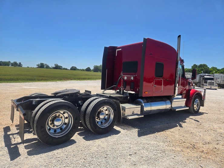 2023-peterbilt-567-image-19