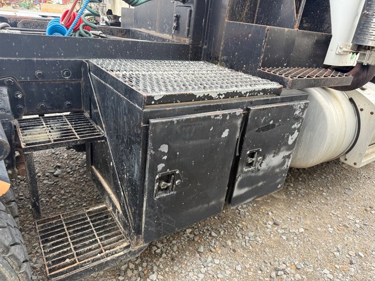 peterbilt-357-image-18