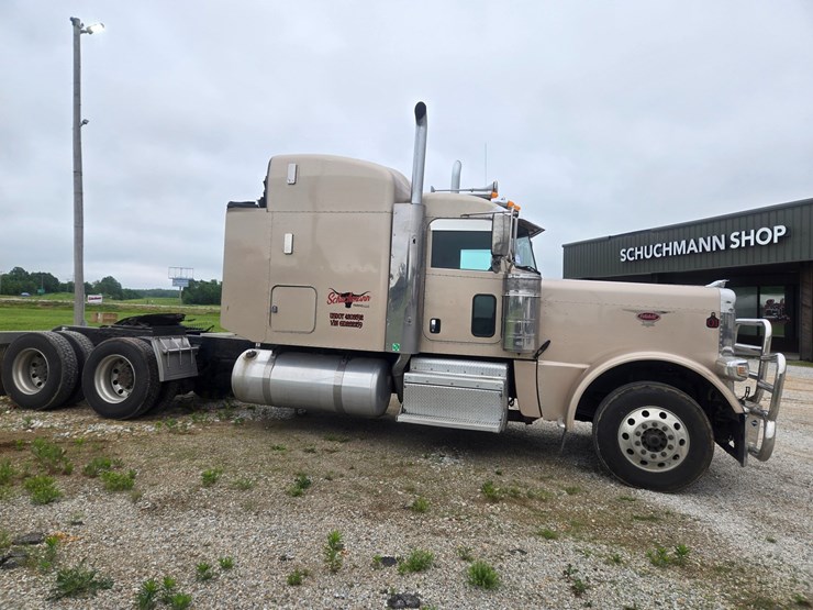 2016-peterbilt-389-image-24