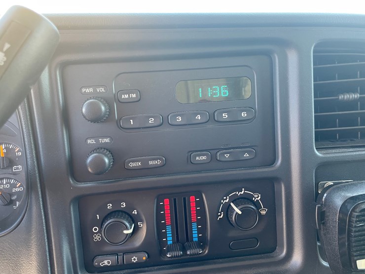 2004-chevrolet-2500-image-38