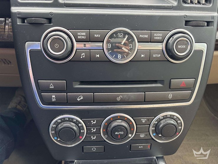 2014-land-rover-lr2-hse-image-17