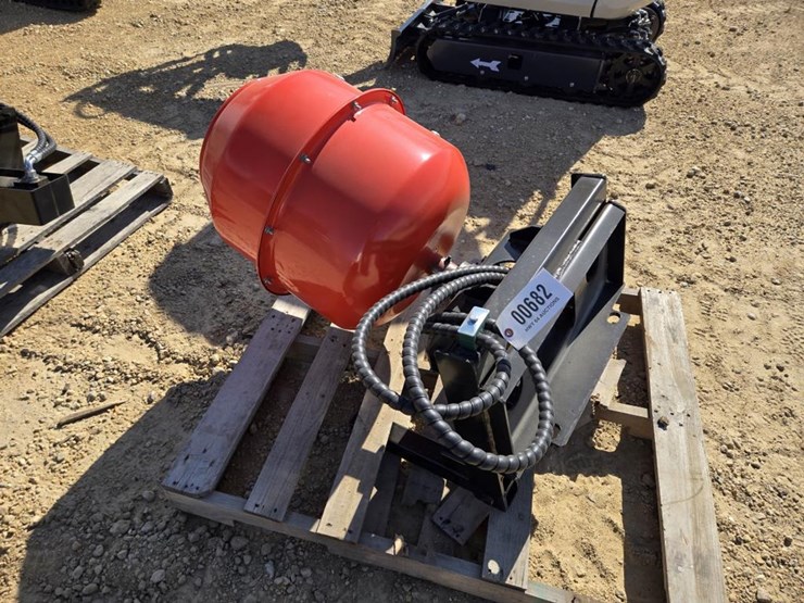 #682-•-new-sdlanch-mini-skid-steer-concrete-mixing-bucket-image-2