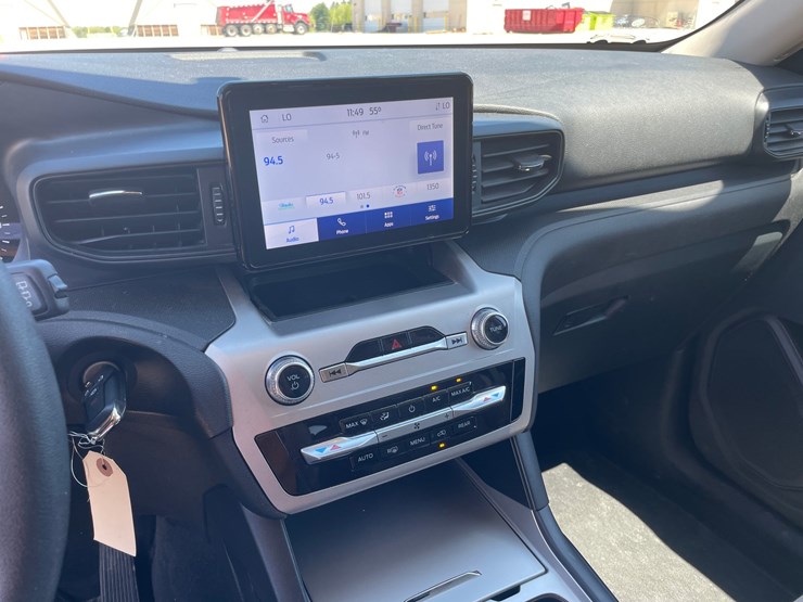 2022-ford-explorer-image-30