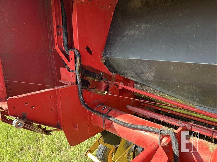 new-holland-br780-image-30