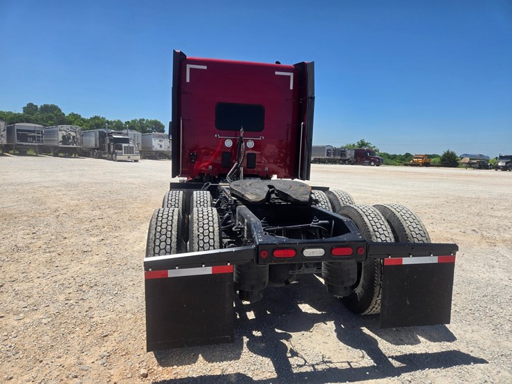 2023-peterbilt-567-image-15