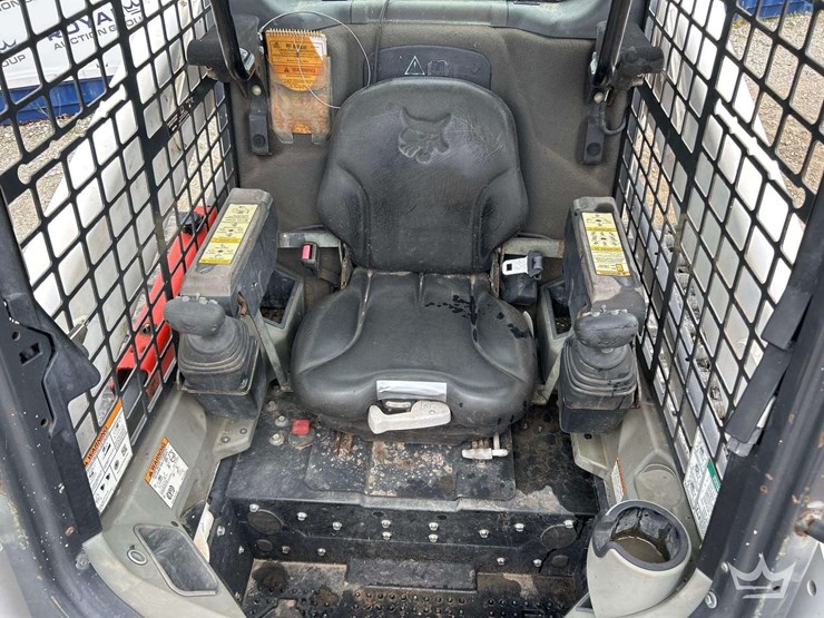 skid-steer-image-12