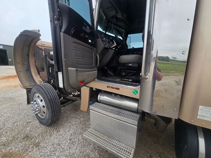 2016-peterbilt-389-image-47
