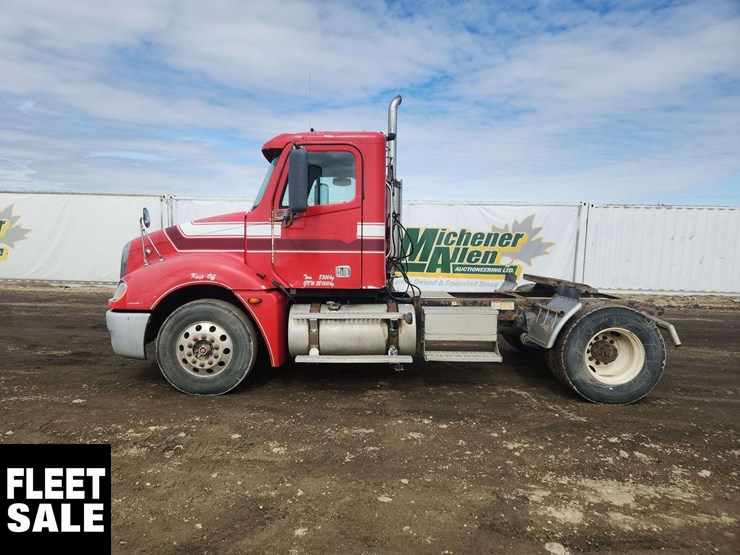 2005-freightliner-columbia-120-image-17