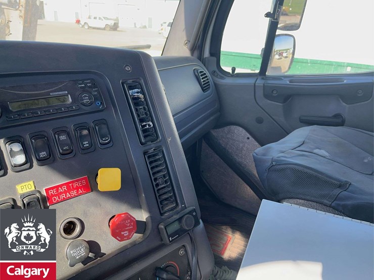 2015-freightliner-114sd-image-18
