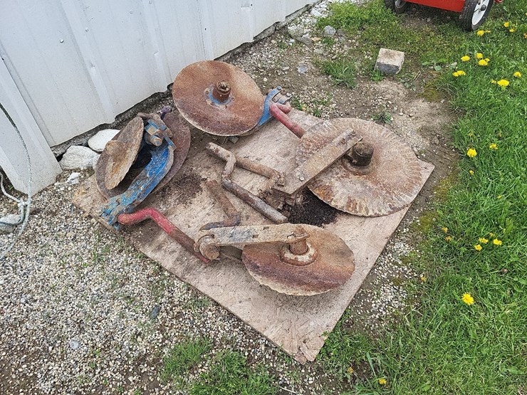 (4)-international-moldboard-plow-coulters-image-1