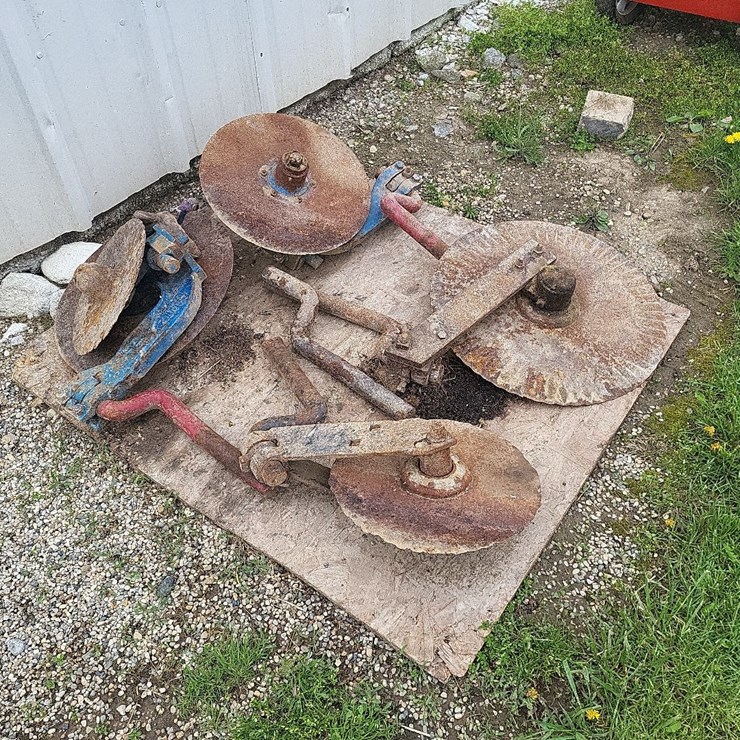 (4) International Moldboard Plow Coulters