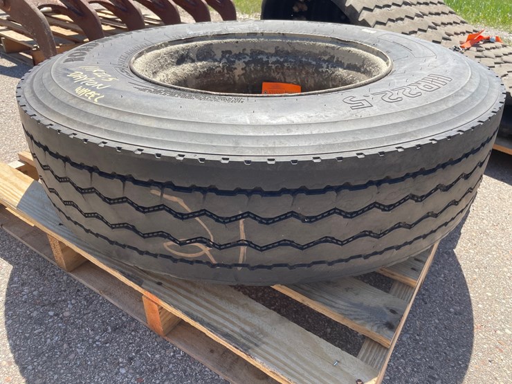 #8785-•-11r22.5-tire-image-1