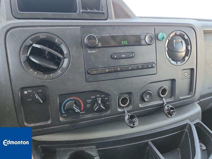 2014-ford-cargo-image-23