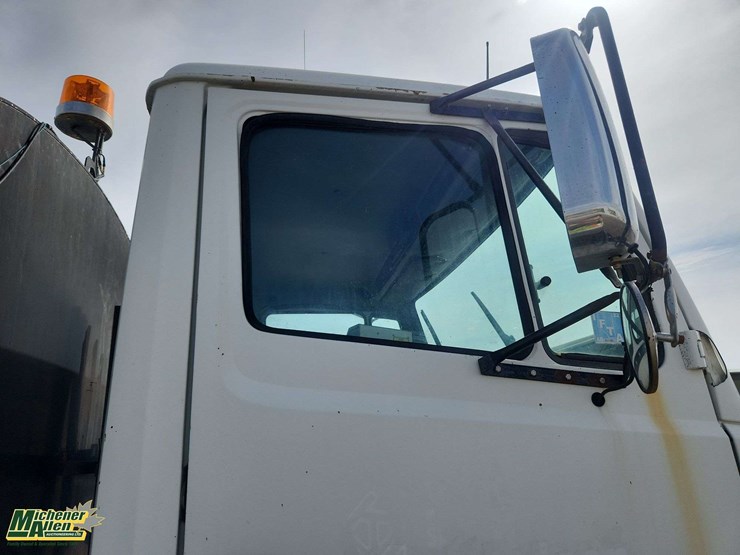 1999-freightliner-fl70-image-36
