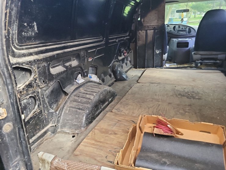 2000-ford-e250-image-28