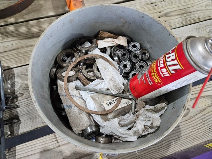#6205-•-bucket-of-small-assorted-bearings-image-4