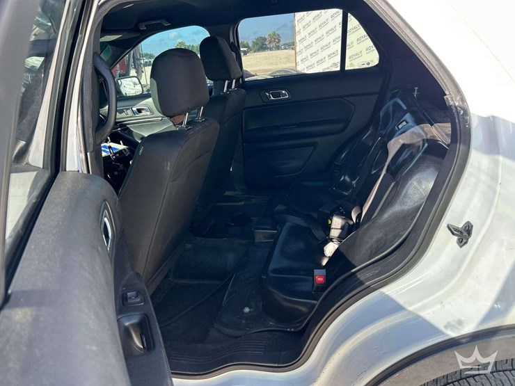 2016-ford-explorer-image-21