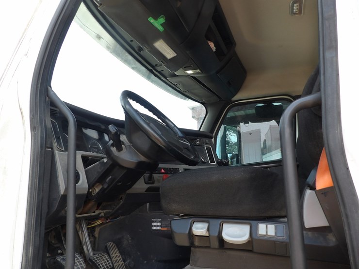 2019-freightliner-cascadia-126-image-18