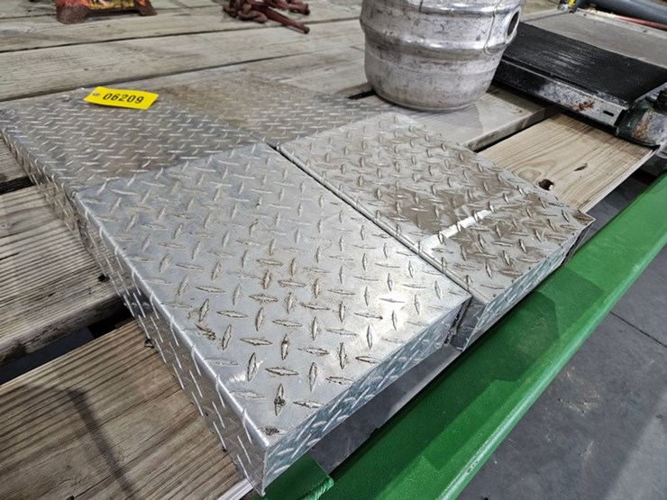 #6209-•-pair-of-diamond-plate-ramps-image-4
