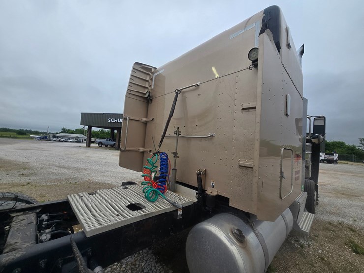 2016-peterbilt-389-image-92