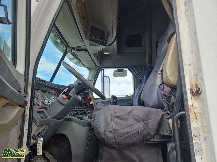 2006-freightliner-columbia-120-image-34