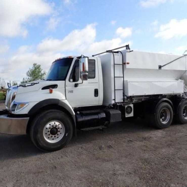 2005 INTERNATIONAL 7400