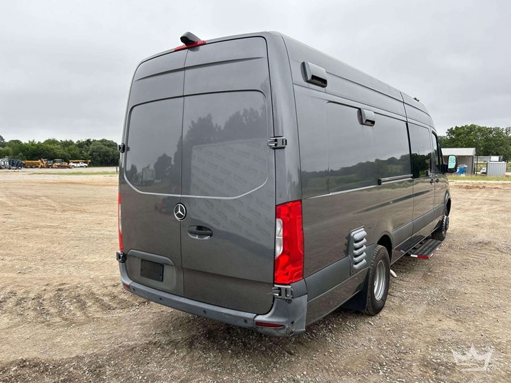 2021-mercedes-benz-sprinter-4500-image-3