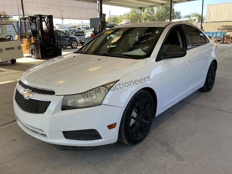 2013-chevrolet-cruze-ls-sdn-image-4