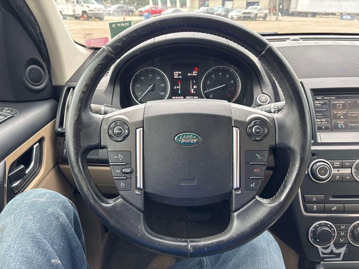 2014-land-rover-lr2-hse-image-15