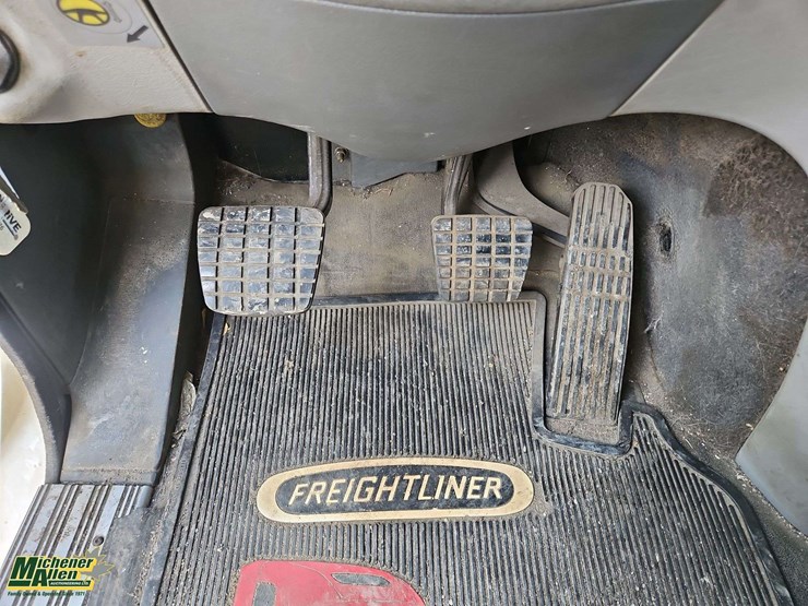 2006-freightliner-columbia-120-image-32