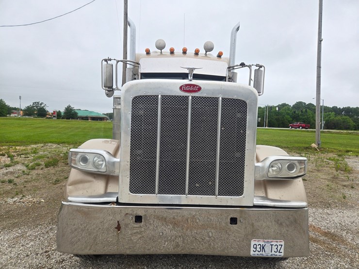 2016-peterbilt-389-image-26