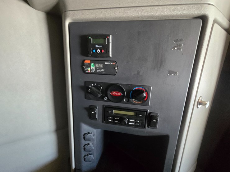 2023-peterbilt-567-image-75
