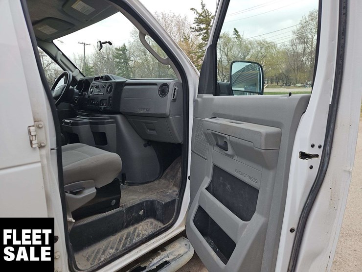 2013-ford-cargo-image-24