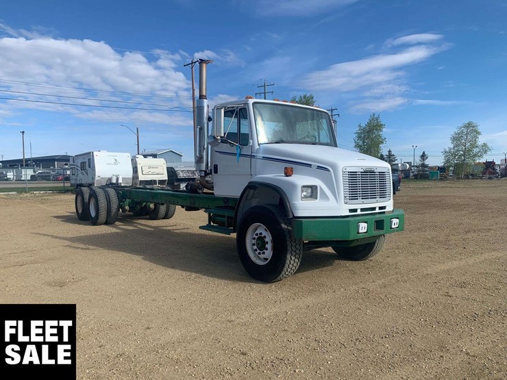 2002-freightliner-fl106-image-2