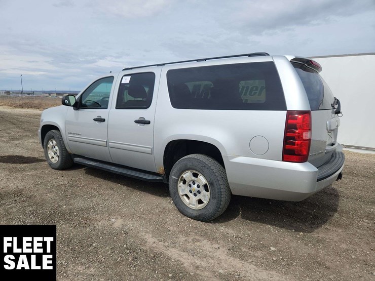 2011-chevrolet-suburban-image-3